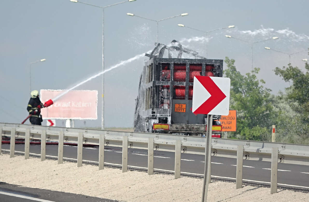 Aksaray’da doğalgaz yüklü TIR bomba gibi patladı! Korku dolu anlar kamerada 8